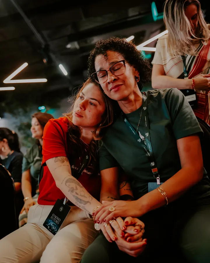 Duas alunas abraçadas durante o evento