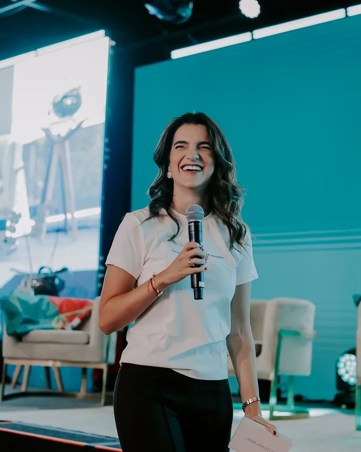Ana Lisboa sorrindo no palco